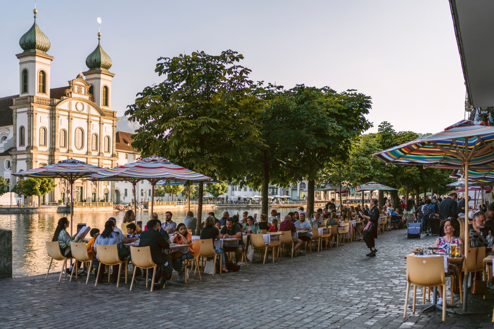 Gastronomie am Wasser in Luzern mit Jesuitenkirche im Hintergrund